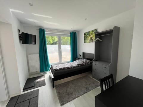 Communal lounge/ TV room, Bed, TV and multimedia, Living room, Photo of the whole room, Evening entertainment, Bedroom