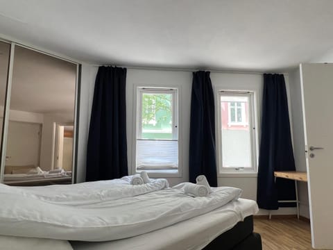 Bed, Bedroom, towels