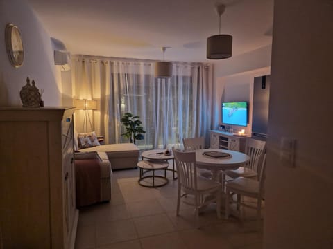 Communal lounge/ TV room, TV and multimedia, Living room, Seating area, Dining area