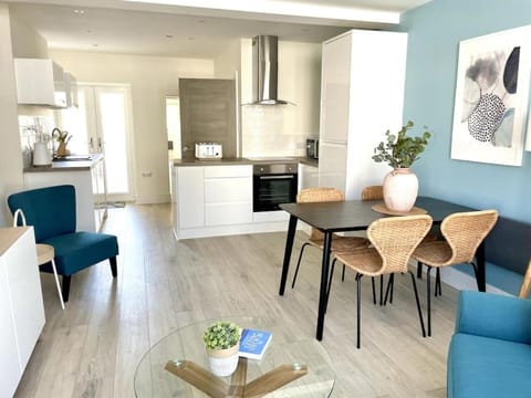 Lush Porthcawl Large Spacious 2 bedroom Apt, Garden, Prime Location Apartment in Porthcawl