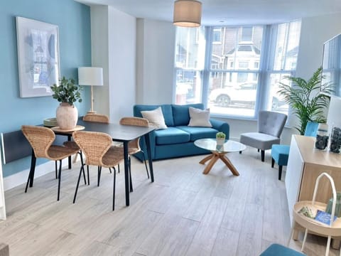 Lush Porthcawl Large Spacious 2 bedroom Apt, Garden, Prime Location Apartment in Porthcawl