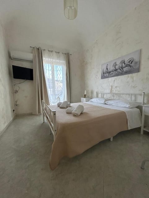 Bed, TV and multimedia, Photo of the whole room, Bedroom, towels