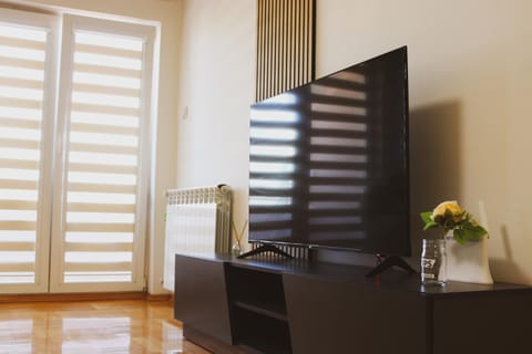 TV and multimedia, Living room, Seating area, Family, internet, soundproof