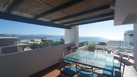 Hill House Holiday - Back-up Power Sea Views Apartment in Plettenberg Bay