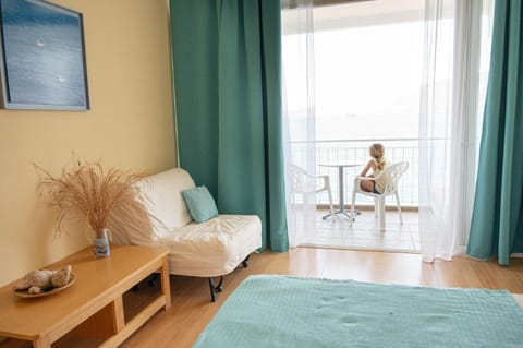 Bed, Living room, Photo of the whole room, Seating area, Bedroom