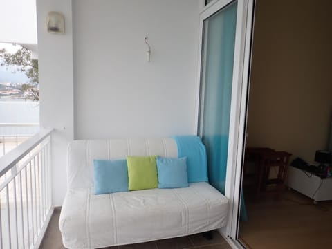 Beachfront Studio with Private Path to the Sea Apartment in Poros