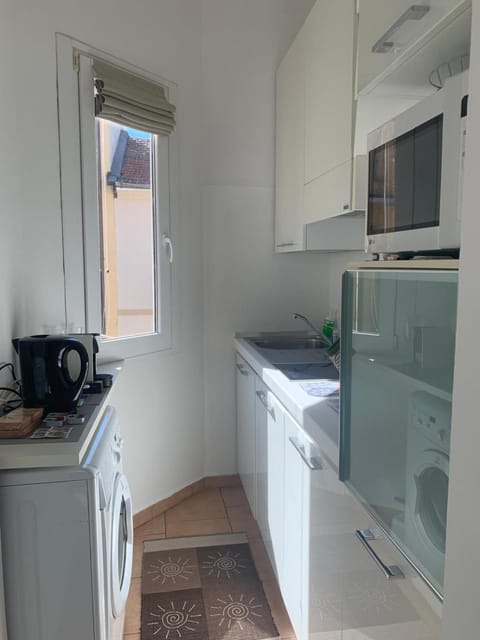 Coffee/tea facilities, Kitchen or kitchenette, minibar, stove