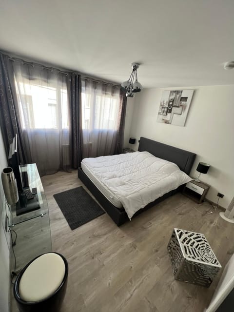 Bed, Living room, Photo of the whole room, Seating area, Bedroom