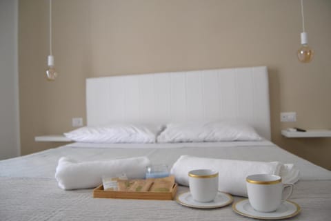 Bed, Coffee/tea facilities, Photo of the whole room, Bedroom, towels