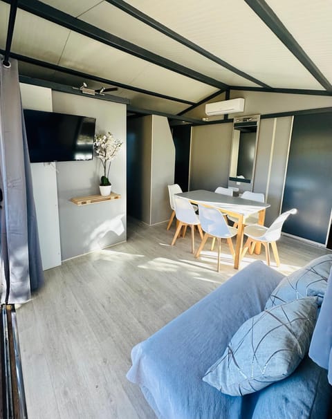 Communal lounge/ TV room, TV and multimedia, Kitchen or kitchenette, Living room, Seating area, Dining area