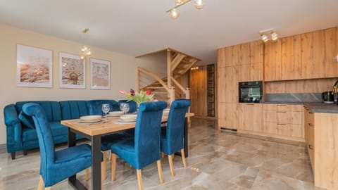 Kitchen or kitchenette, Living room, Seating area, Dining area