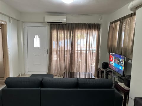 Communal lounge/ TV room, TV and multimedia, Living room, air conditioner