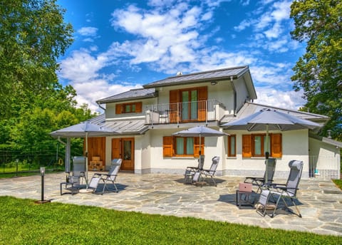 Property building, Patio, Natural landscape, Garden, Garden view, sunbed