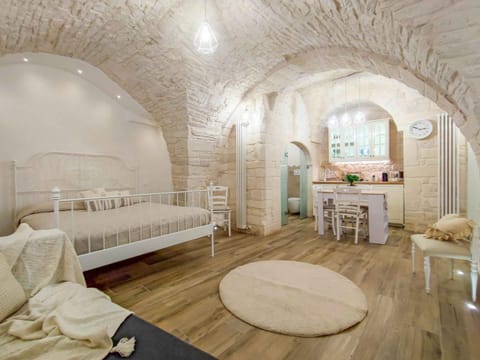 Bed, Photo of the whole room, Seating area, Dining area, Bedroom