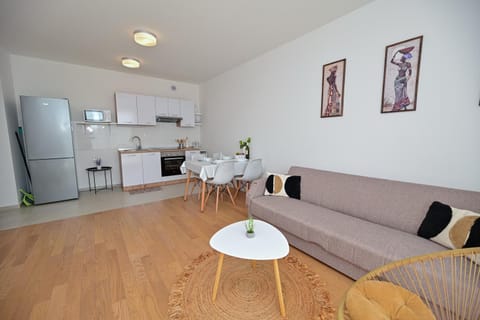 Kitchen or kitchenette, Living room, Seating area, Dining area
