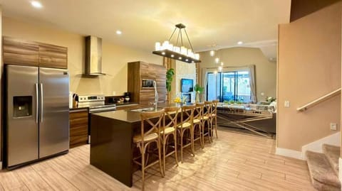 Sophisticated 4 En Suites w Private Hot Tub & BB House in Bay Lake