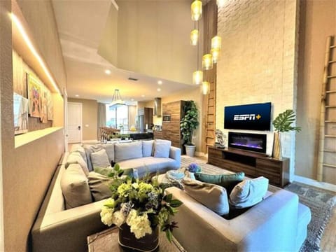 Sophisticated 4 En Suites w Private Hot Tub & BB House in Bay Lake