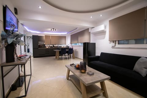 Communal lounge/ TV room, TV and multimedia, Kitchen or kitchenette, Seating area, Dining area