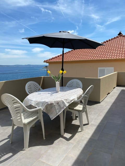 View (from property/room), Balcony/Terrace, Seating area, Sea view
