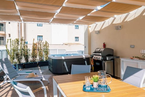 BBQ facilities, Hot Tub, Balcony/Terrace, Seating area, sunbed