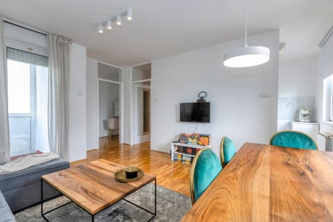 Communal lounge/ TV room, TV and multimedia, Living room, Seating area, Dining area