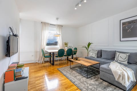 Communal lounge/ TV room, TV and multimedia, Living room, Seating area