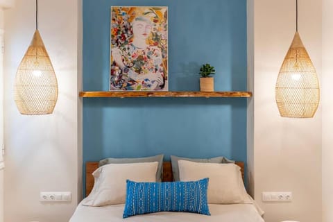 Bed, Decorative detail, Bedroom