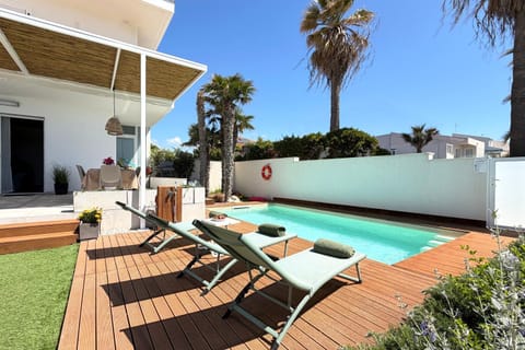 Property building, BBQ facilities, Dining area, Swimming pool, Breakfast, Lunch