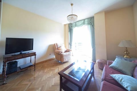 Communal lounge/ TV room, TV and multimedia, Living room, Seating area, Evening entertainment