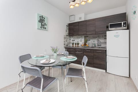 Kitchen or kitchenette, Dining area, minibar, stove