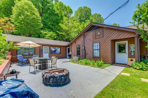 Lakefront North Carolina Abode with Grill and Fire Pit House in Nantahala Lake