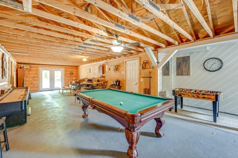 Lakefront North Carolina Abode with Grill and Fire Pit House in Nantahala Lake