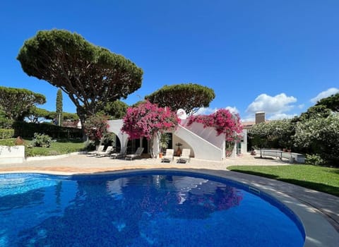 Property building, Garden, Balcony/Terrace, Garden view, Pool view, Swimming pool, Swimming pool, sunbed