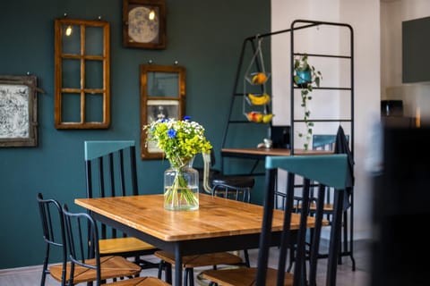 Seating area, Dining area