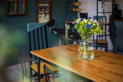 Seating area, Dining area