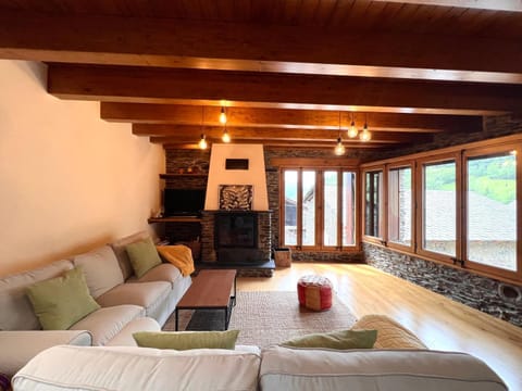 Communal lounge/ TV room, TV and multimedia, Living room, Seating area, flat iron