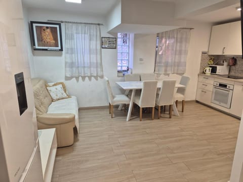 TV and multimedia, Kitchen or kitchenette, Living room, Seating area, Dining area, oven, stove, toaster
