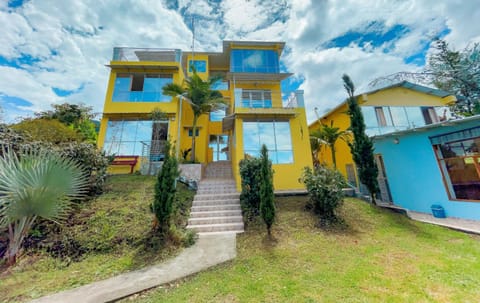 Property building, Restaurant/places to eat, Natural landscape, Hot Tub, Sauna, Bedroom, Mountain view, Swimming pool