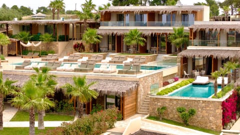 Property building, Day, Garden, Garden view, Pool view, Swimming pool, Swimming pool, sunbed