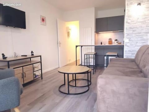 TV and multimedia, Kitchen or kitchenette, Living room, Seating area, Dining area