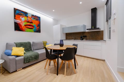 Kitchen or kitchenette, Living room, Seating area, Dining area, minibar