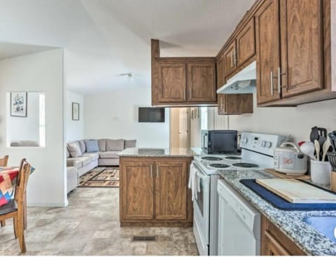 Kitchen or kitchenette, Dining area, dishwasher, minibar, pet friendly, stove, toaster