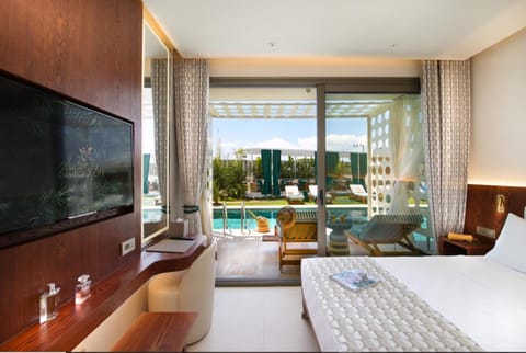 Communal lounge/ TV room, Bed, TV and multimedia, View (from property/room), Balcony/Terrace, Photo of the whole room, Seating area, Bedroom, Pool view, Swimming pool