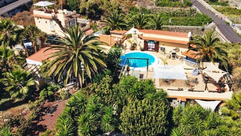 Property building, Natural landscape, Bird's eye view, Garden, Garden view, Swimming pool