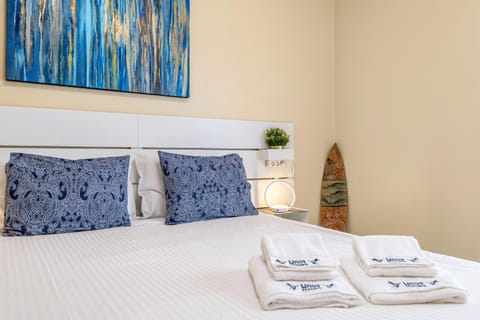 Bed, Photo of the whole room, Decorative detail, Bedroom, towels