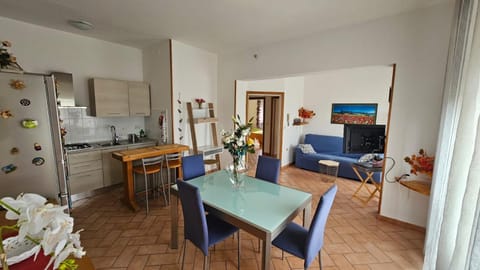 Kitchen or kitchenette, Living room, Dining area, minibar