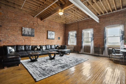 Gorgeous Downtown Detroit Loft - Fully Equipped Apartment in Windsor