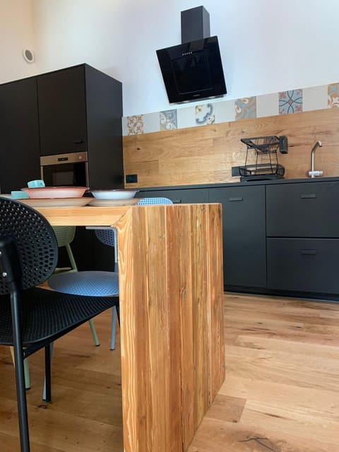 Kitchen or kitchenette, minibar