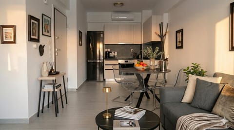 Kitchen or kitchenette, Living room, Seating area, Dining area