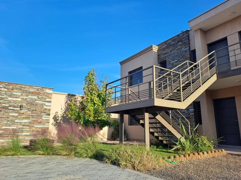 Property building, Day, Garden, Balcony/Terrace